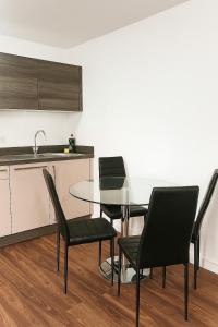 Contemporary 2 Bedroom Flat with Great Location in Salford