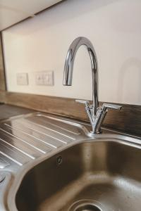 Contemporary 2 Bedroom Flat with Great Location in Salford