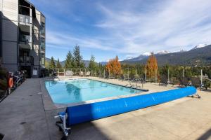 2BR in Ironwood, Stunning Mountain Views, Shared Hot Tub and Pool, Fireplace, Parking
