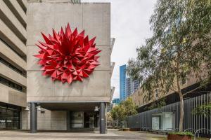 Southbank Vista - Modern Retreat with Pool & Rooftop