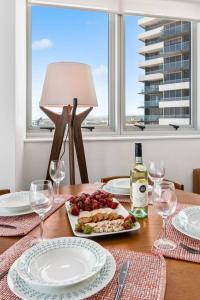 Cityview Escape - Poolside Living near CBD & Beach
