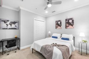 Sleek 1BR with Rooftop Amenities