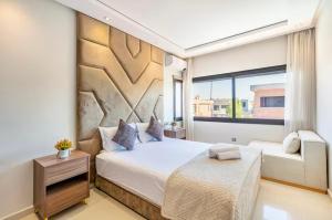 Luxury 4-ROM Villa with private Heated pool in Akenza ,free Airport transport service