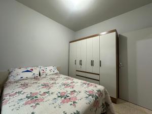 Casa na Praia - Espaçosa com Garagem Ampla e Churrasqueira PRA357