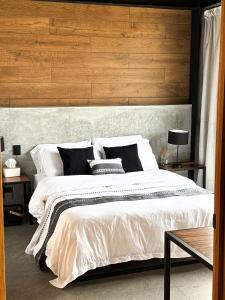 Upscale 2BR 2BA Apt w incredible Mountain Views