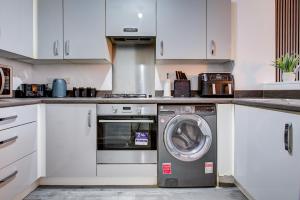 NEW! 5BR Gem by Prime Vault Properties, Town Centre Near Train Station with Driveway Parking