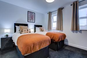 NEW! 5BR Gem by Prime Vault Properties, Town Centre Near Train Station with Driveway Parking