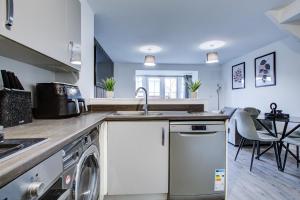 NEW! 5BR Gem by Prime Vault Properties, Town Centre Near Train Station with Driveway Parking