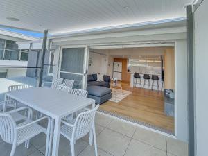 Modern 4-Bed Townhouse with Water Views