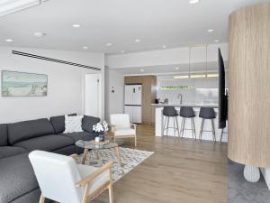 Modern 4-Bed Townhouse with Water Views