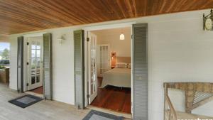 Ascot - Overlooking Avoca Beach