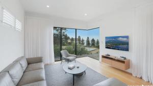 Austral House - Ultimate Coastal Retreat