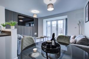 NEW! 5BR Gem by Prime Vault Properties, Town Centre Near Train Station with Driveway Parking