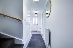 NEW! 5BR Gem by Prime Vault Properties, Town Centre Near Train Station with Driveway Parking