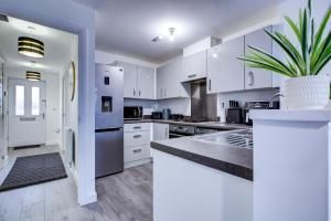 NEW! 5BR Gem by Prime Vault Properties, Town Centre Near Train Station with Driveway Parking