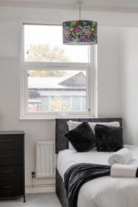 Large 4 Bed Brixton House - Parking Garden Wi-Fi & Sky TV!