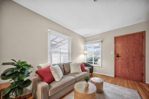 Luxury Cozy 2BR 1BA near LAX, LMU, SoFi Stadium, Beach