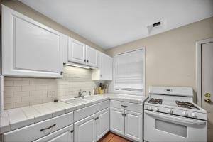 Luxury Cozy 2BR 1BA near LAX, LMU, SoFi Stadium, Beach