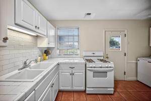 Luxury Cozy 2BR 1BA near LAX, LMU, SoFi Stadium, Beach