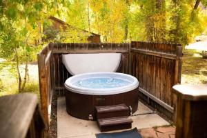 Beautiful Secluded Cabin with a Hot Tub near Monarch Mountain in Colorado