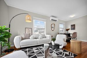 Cozy Modern 2BR 1BA near LAX, LMU, SoFi Stadium and the Beach