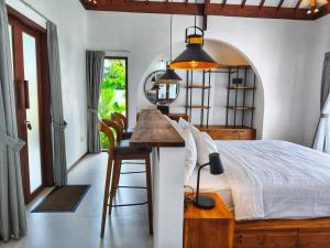 Mawar Merah Studio with private Pool in Selong Belanak