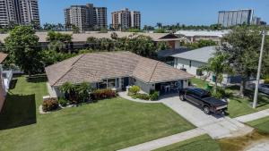 Whimsy-Coastal Close-to-Beach Marco Home