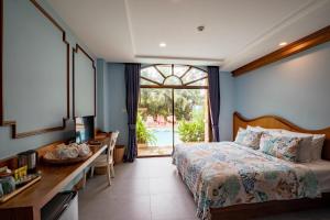 ROYAL PINEAPPLE HOTEL l a welcome to wealth and good fortune