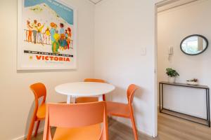 Urban Retro - Experience Vibrant Courtyard Charm