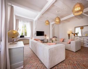 CHATEAU 18e AVEC PISCINE