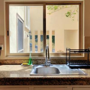 Amplia casa con 5 recamaras y alberca en zona top