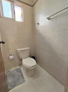 Amplia casa con 5 recamaras y alberca en zona top