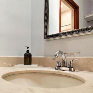 Amplia casa con 5 recamaras y alberca en zona top