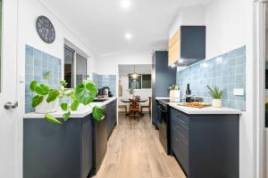 레드 클리프 Settlers Cottage on Fitzroy Sleeps 6 싱글룸 로비