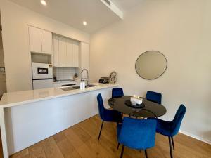 Luxe 2BR Executive Apartment Kingston Pool Parking WiFi BBQ Wine