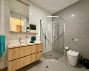 Luxe 2BR Executive Apartment Kingston Pool Parking WiFi BBQ Wine