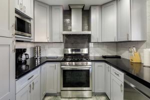 Modern 3BR 2-Story Retreat Near RUHS March ARB