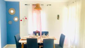 Charming House with Pool, 5 Min to the Beach