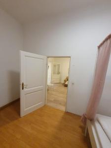 Comfortable 2BR Apartment with Netflix near Karlsplatz