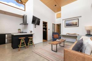 The Foundry on McLaren - Urban CBD Retreat