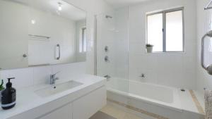 Seaview 12 - Pete & Kazs - Modern Apartment