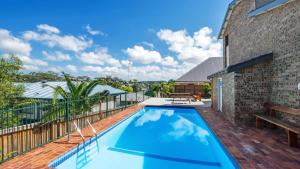 Clareview - Pool & Views