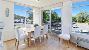 Seaview 4 - Beautiful Views & Linen Supplied