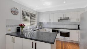 Avoca Beach Lakehouse - 450m Walk To Avoca Beach