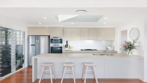 Whitewater - Stylish Beach House With Ocean Views