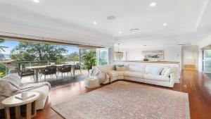 Whitewater - Stylish Beach House With Ocean Views