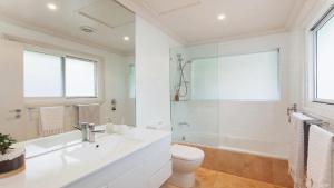 Whitewater - Stylish Beach House With Ocean Views