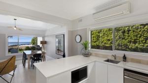 Avoca Beach House - Uninterrupted Beachfront