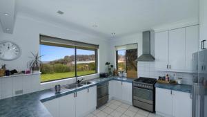 Bareena Cottage - Absolute Beachfront