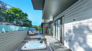 Omaroo House - Views Over Copa Beach